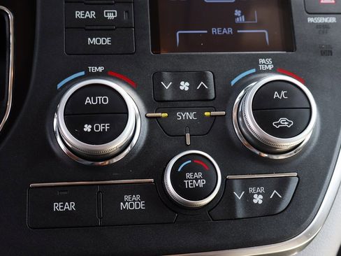 Used 2019 Toyota Sienna LE image 35