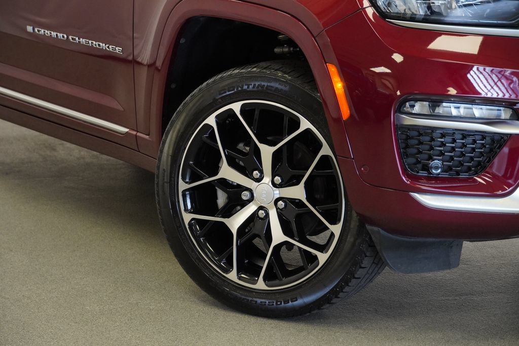 Certified 2025 Jeep Grand Cherokee Summit AWD/4WD image 8
