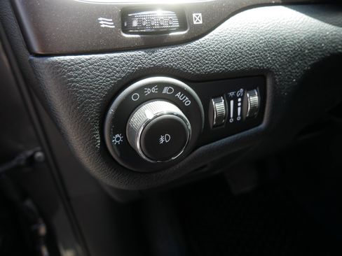 Used 2022 Jeep Cherokee Trailhawk AWD/4WD image 23