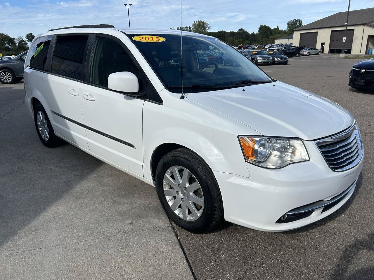 Used 2015 Chrysler Town & Country Touring FWD image 3