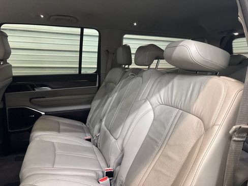 Used 2022 Jeep Wagoneer Series II AWD/4WD image 23