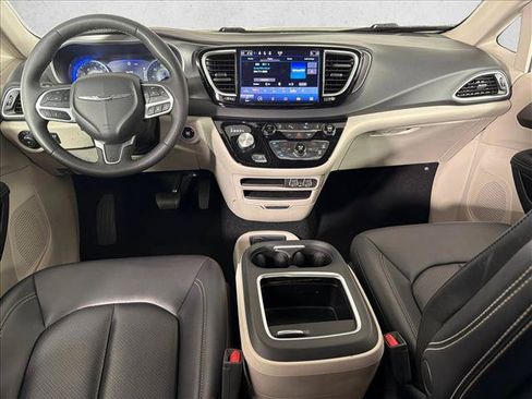 Used 2024 Chrysler Pacifica Touring-L FWD image 21