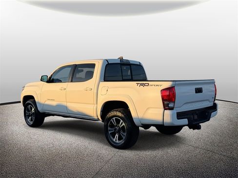 Used 2016 Toyota Tacoma TRD Sport w/ Towing Package image 6