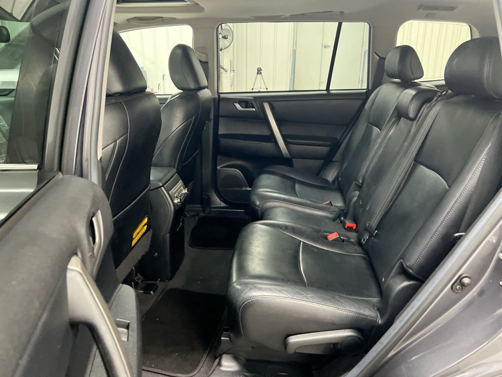 Used 2012 Toyota Highlander SE w/ Tow Pkg AWD/4WD image 23