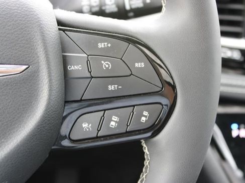 Used 2025 Chrysler Pacifica Limited FWD image 25