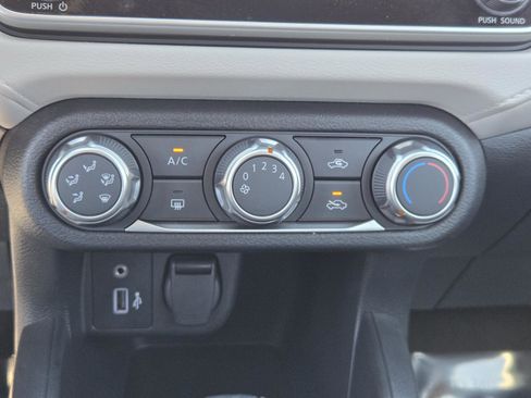 Used 2022 Nissan Versa SV image 12