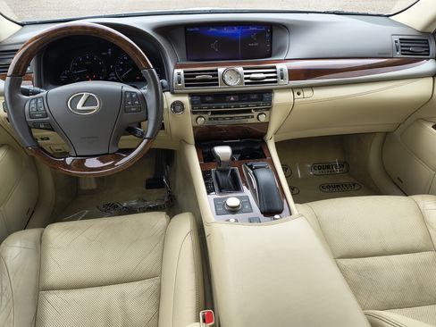 Used 2016 Lexus LS 460 w/ Comfort Package RWD image 13
