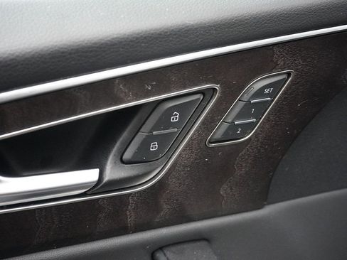 Used 2023 Audi Q8 Premium image 36