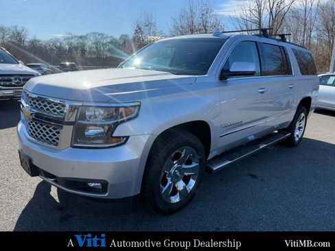 Used 2017 Chevrolet Suburban LT w/ LT Signature Package image 4