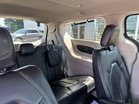 Used 2022 Chrysler Pacifica Touring-L FWD image 12