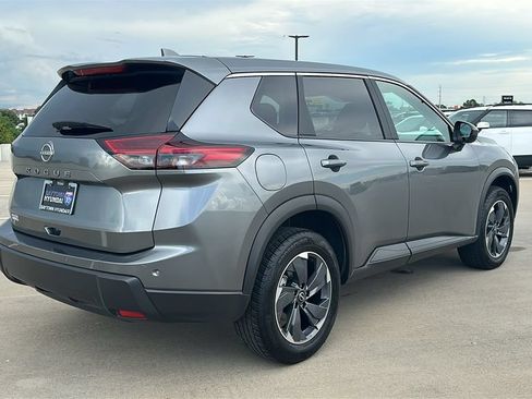 Used 2025 Nissan Rogue SV FWD image 12