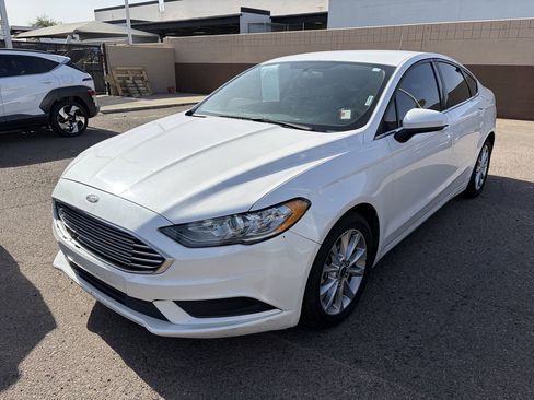 Used 2017 Ford Fusion SE FWD image 4