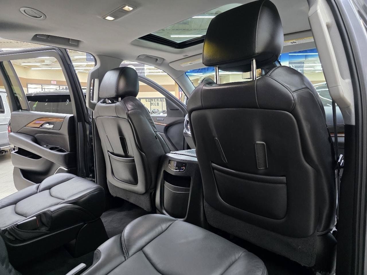 Used 2018 Cadillac Escalade ESV Luxury RWD image 25