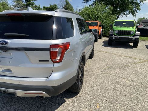 Used 2017 Ford Explorer XLT FWD image 16