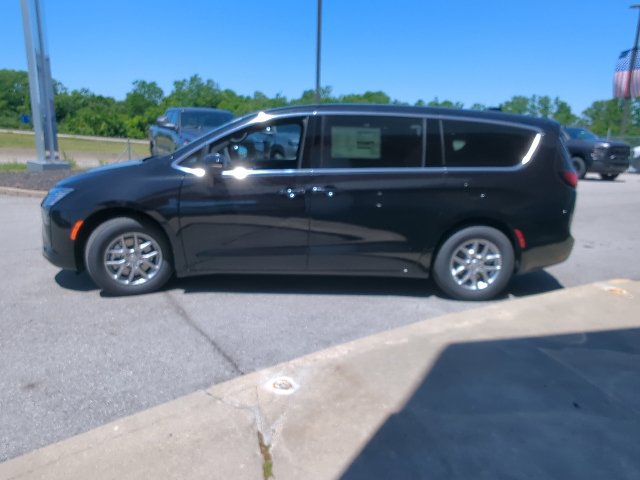 New 2027 Chrysler Pacifica Select w/ Family Tech Group FWD image 31