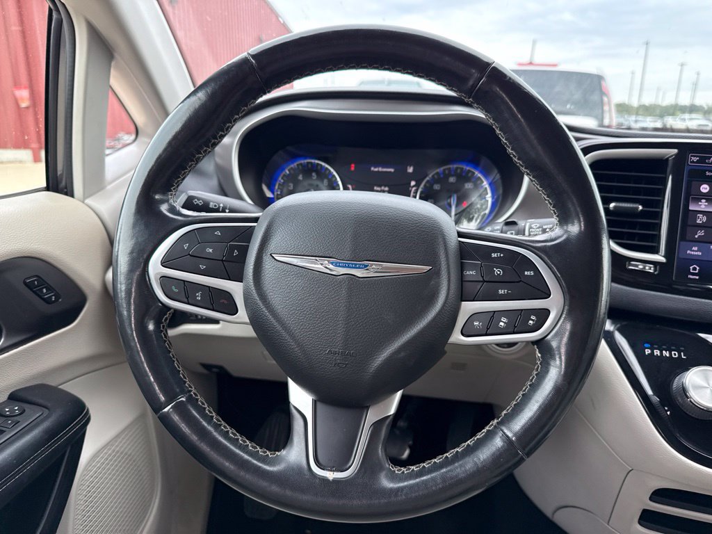 Used 2021 Chrysler Pacifica Touring-L FWD image 41