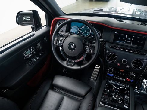 Used 2020 Rolls-Royce Cullinan Black Badge image 11