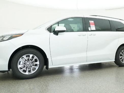 New 2026 Toyota Sienna XLE image 19