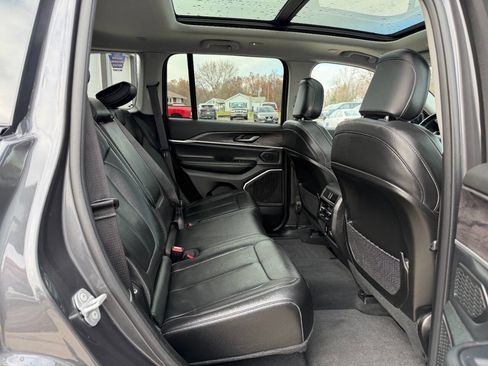 Used 2022 Jeep Grand Cherokee Limited image 17