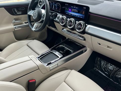 Used 2025 Mercedes-Benz GLB 250 4MATIC image 16
