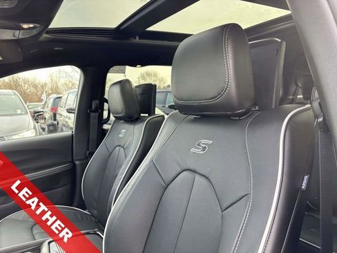 New 2026 Chrysler Pacifica Limited w/ Uconnect Theater Family Group image 18