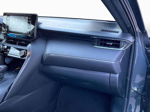 Certified 2022 Toyota Venza XLE image 18