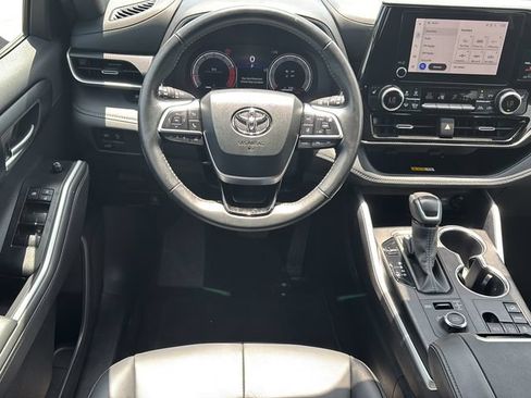 Used 2025 Toyota Highlander XSE AWD/4WD image 15