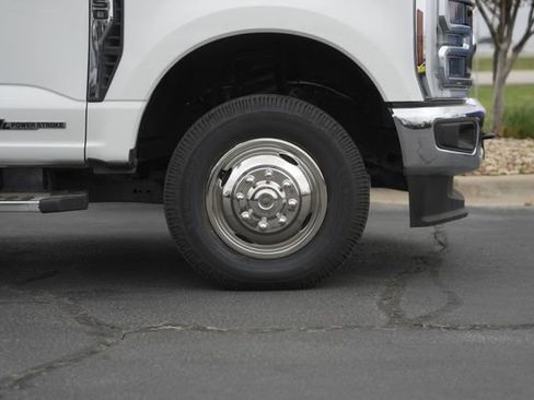 Used 2024 Ford F350 Lariat w/ FX4 Off-Road Package image 4