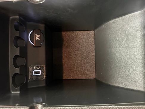 Used 2019 Jeep Cherokee Latitude Plus AWD/4WD image 9