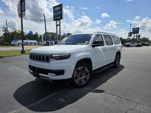 Used 2023 Jeep Wagoneer L Series II AWD/4WD image 2