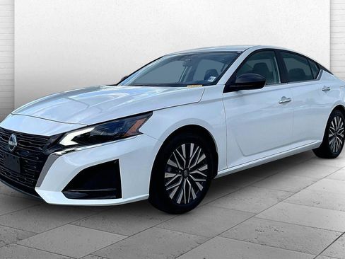 Used 2025 Nissan Altima 2.5 SV FWD image 3