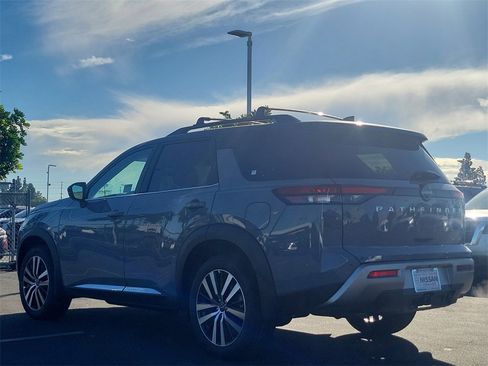 New 2025 Nissan Pathfinder Platinum image 2