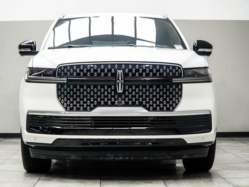 Used 2025 Lincoln Navigator Reserve image 10