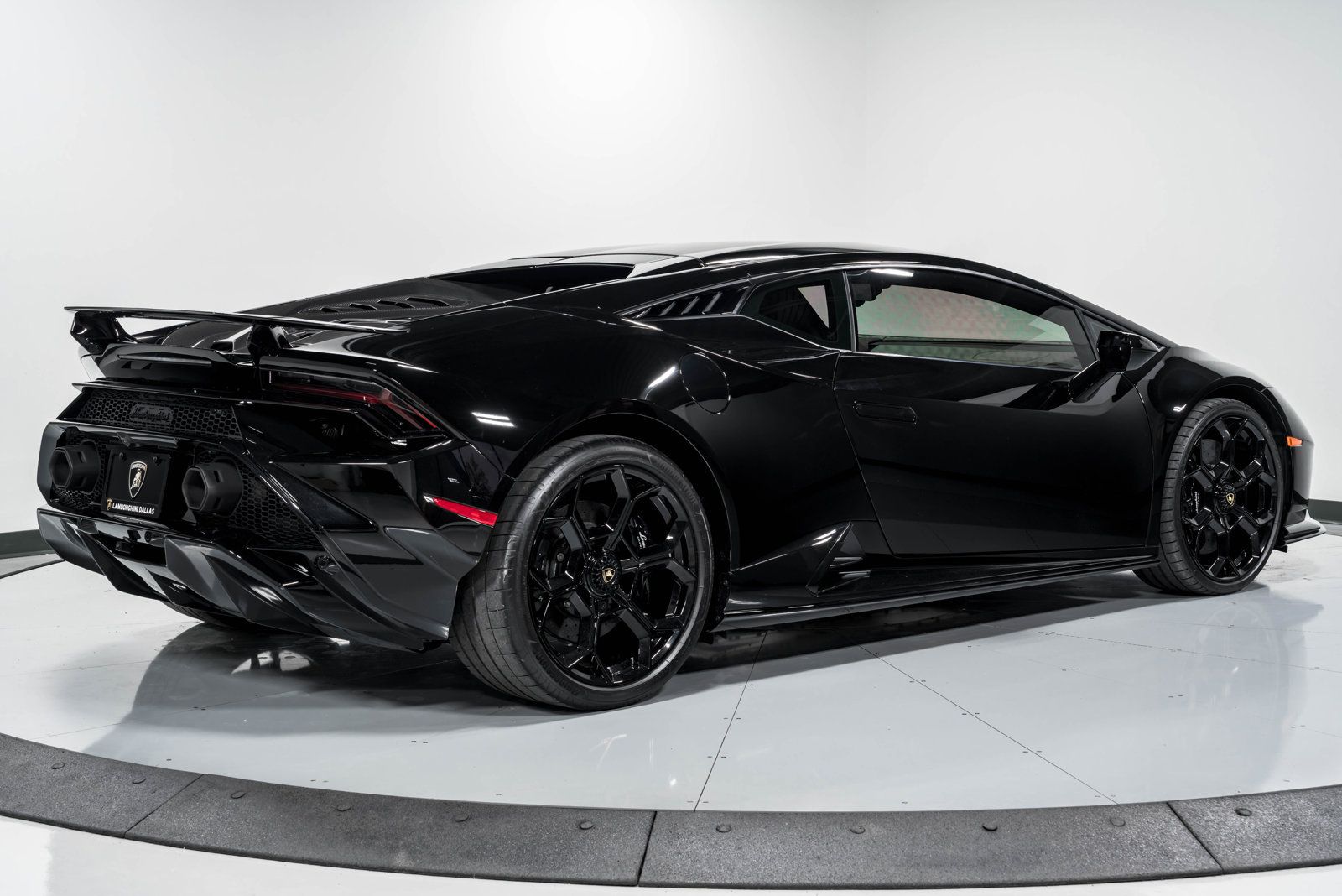 Used 2023 Lamborghini Huracan Tecnica RWD image 3