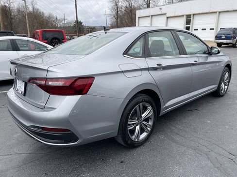 Used 2024 Volkswagen Jetta SE image 3