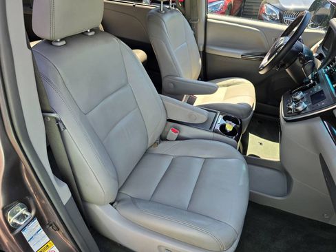 Used 2015 Toyota Sienna XLE w/ XLE Navigation Package image 38
