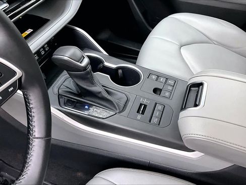 Used 2023 Toyota Highlander XLE image 16