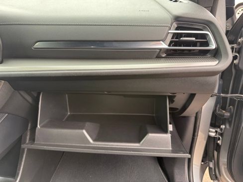 Used 2025 Chevrolet Traverse LT FWD image 28