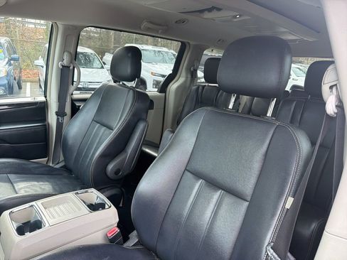 Used 2014 Chrysler Town & Country Touring image 18