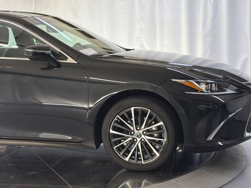Used 2025 Lexus ES 300h w/ Premium Package FWD image 33