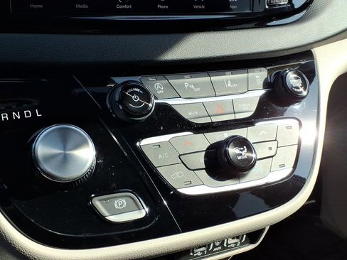 Used 2024 Chrysler Pacifica Touring-L image 20