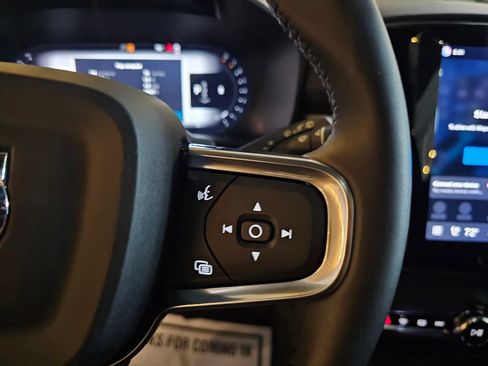 Certified 2025 Volvo XC40 B5 Ultra AWD/4WD image 19