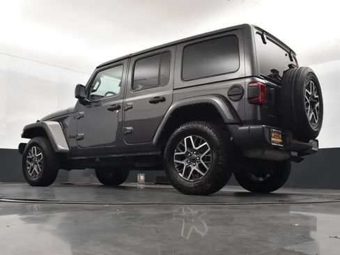 Used 2025 Jeep Wrangler Unlimited Sahara AWD/4WD image 12