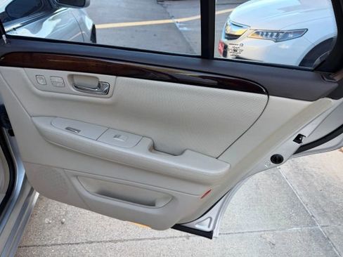 Used 2009 Cadillac DTS image 32