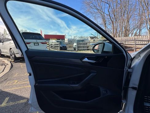 Used 2019 Volkswagen Jetta GLI image 9