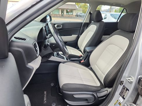 Used 2022 Hyundai Venue SEL image 26