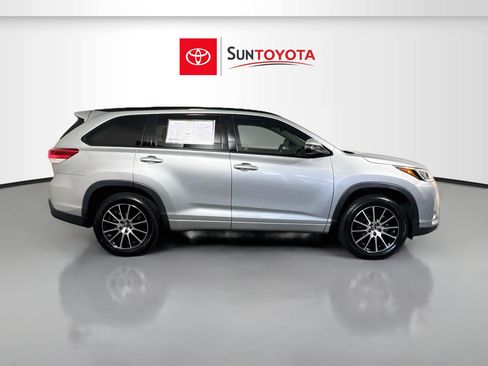 Used 2018 Toyota Highlander SE FWD image 2