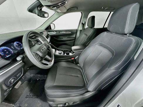 Used 2023 Jeep Grand Cherokee Laredo AWD/4WD image 19