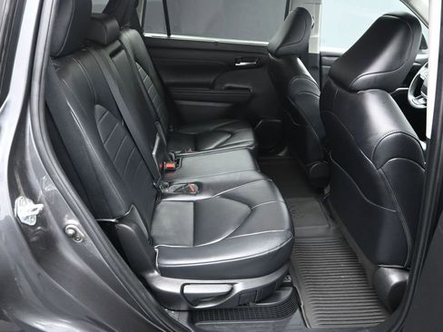 Used 2023 Toyota Highlander XLE AWD/4WD image 37