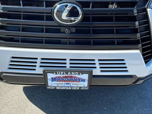 Used 2025 Lexus GX 550 w/ Accessory Package (31) AWD/4WD image 9
